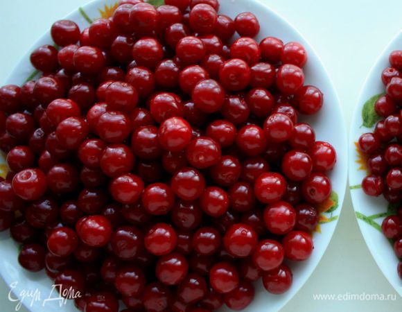 Вишню перебрать, помыть и обсушить.