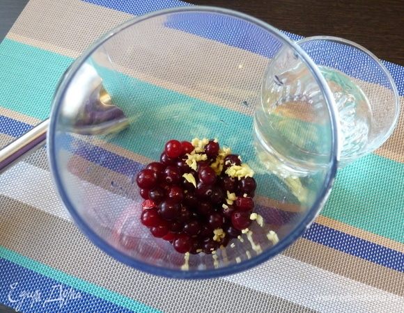 В блендере смешаем клюкву и имбирь.