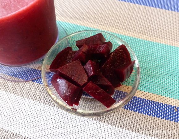 Вареную свеклу почистим и нарежем произвольными кусочками. Свекла должна быть вкусной и сладкой! Если свекла будет с землистым вкусом, вы только испортите напиток.