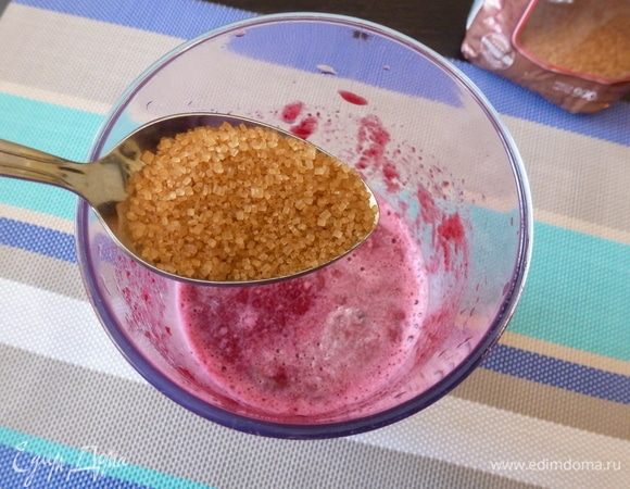 Пробьем клюквенное пюре вместе со свеклой. Добавим воды и сахар по вкусу. Размешаем.