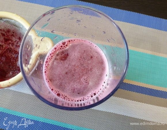 Процедим шербет через сито, чтобы освободить напиток от шкурок и семечек клюквы и от волокон свеклы.