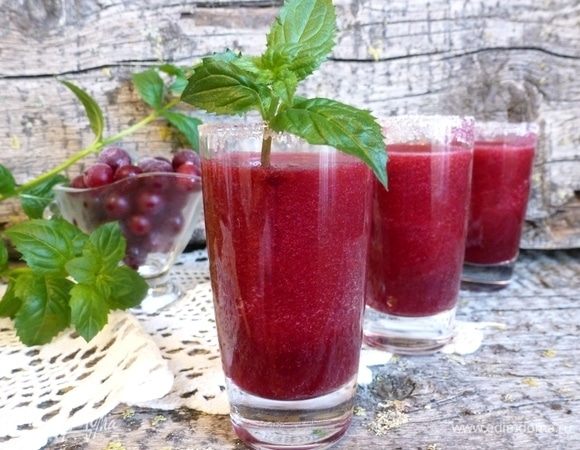 Разливаем прохладный шербет по небольшим бокалам и сразу подаем к столу. Очень приятный, пряный и бархатистый напиток придется всем по вкусу. Угощайтесь!