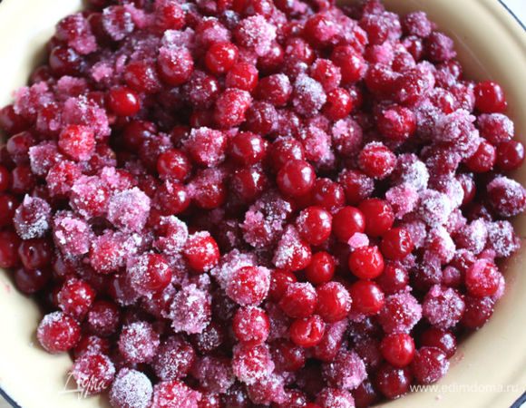 В просторной эмалированной или стеклянной посуде послойно засыпать вишню сахаром и оставить на 6–8 часов.