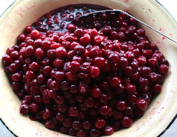 За это время сахар частично вытянет на себя сок из ягод. Чем больше, тем лучше!