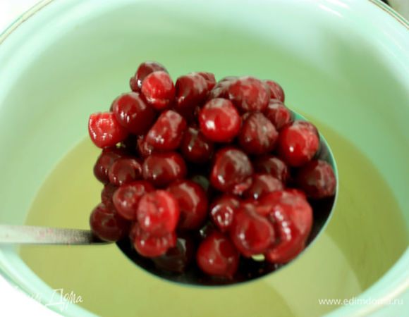 В широкой, но не слишком большой кастрюле приготовить сахарный сироп и оставить его на среднем огне. Разместите над чистой кастрюлей или большой миской сито для складывания отваренной вишни. Шумовкой следует набирать вишню и погружать в кипящий сироп.