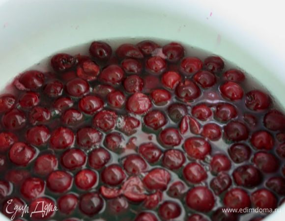 Примерно 3 шумовки на одну закладку достаточно, иначе придется долго ждать, когда вновь закипит сироп.