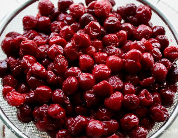 Варить 7–8 минут, затем шумовкой выложить вишню в сито и дать стечь сиропу. Повторить с остальными ягодами. Чем меньше сиропа останется на ягоде, тем легче будет ее сушить.