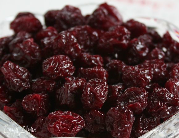 Готовую вишню хранить в банках с плотной крышкой.