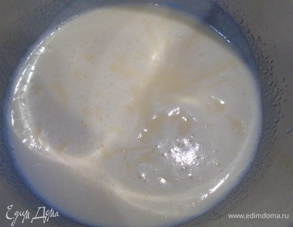 Яйца взбить с сахаром и растительным маслом. 