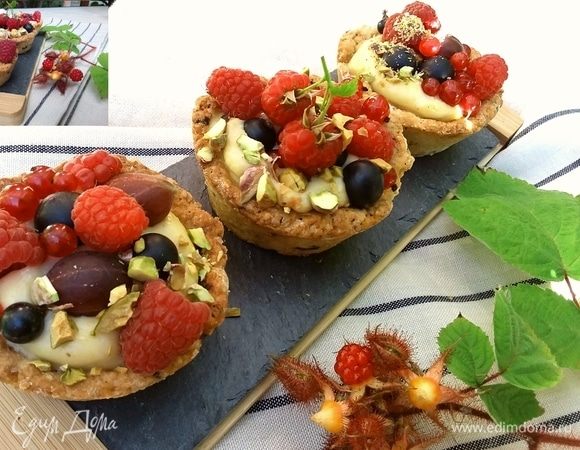 Перед подачей украсьте ягодами, орешками (у меня фисташки). 