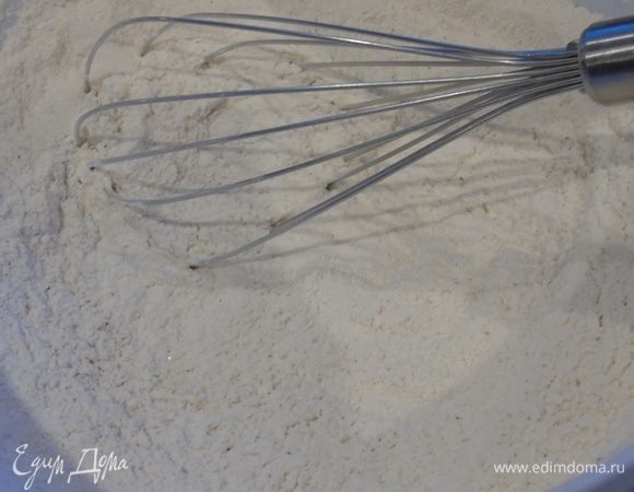 Смешайте все сухие ингредиенты (мука, сода, разрыхлитель, мускатный орех, корица).