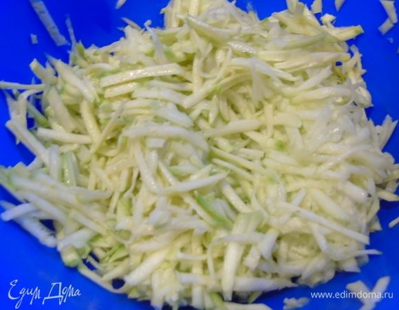 Кабачок очистите и натрите на терке.
