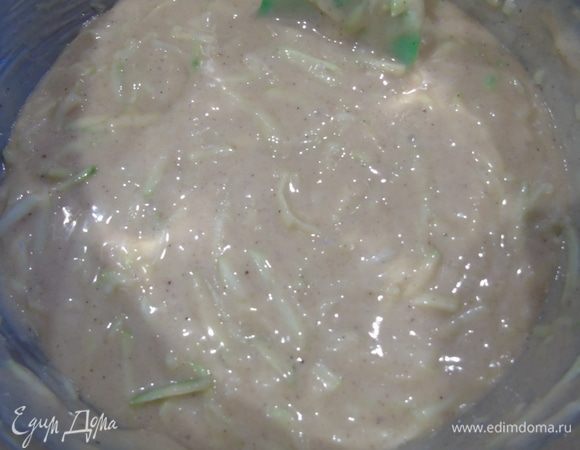 Смешайте сухие и жидкие ингредиенты, добавьте тертый кабачок и перемешайте.