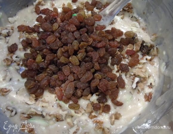 Добавьте изюм и рубленые орехи.