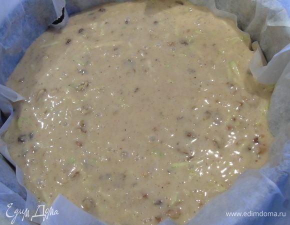 Форму выстелить пергаментом или просто смажьте сливочным маслом и вылейте тесто.