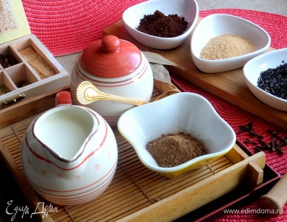 Вначале растираем специи, которые можно заготовить заранее. Рецепт здесь: https://www.edimdoma.ru/retsepty/102112-smes-dlya-kofe-i-chaya-masala-masala-chai