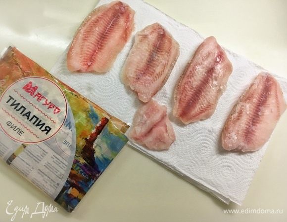 Разморозьте тилапию ТМ «Магуро». Совет: обязательно размораживайте тушки на толстом слое бумажных полотенец, переворачивая их через полчаса. Тогда ледяная корочка будет равномерно впитываться в полотенца по мере таяния, и филе останется крепким.