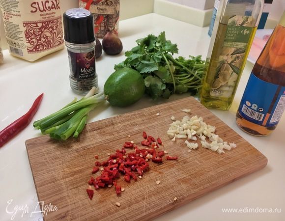Мелко порежьте половину стручка чили вместе с семечками и чеснок. Семечки необходимы, чтобы вкус соуса был более богатым.