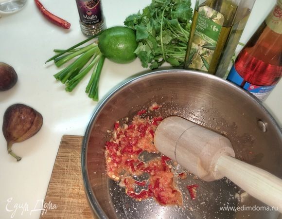 Пересыпьте в ступку, добавляем соль и сахар. Пестиком движениями вверх вниз превратите содержимое в пюре. Добавьте рыбный соус, уксус и оливковое масло. Перемешайте.
