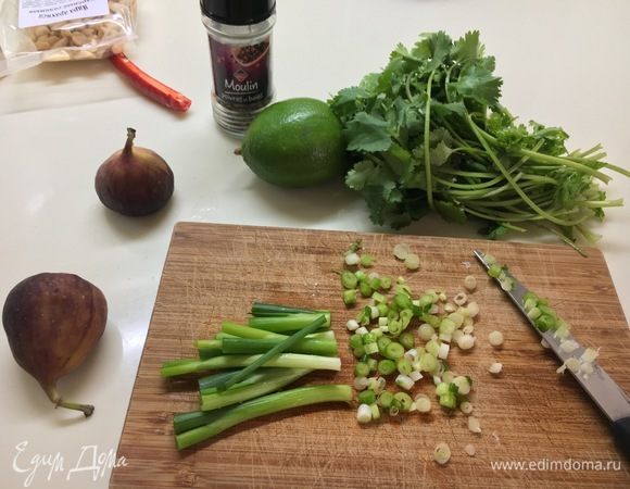 Мелко порубите зеленый лук (используйте только нижнюю часть лука, верхняя скиснет и не создаст нужную текстуру соуса) и кинзу (оставьте немного кинзы для панировки).