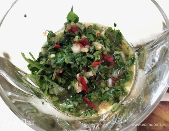 Добавьте зелень к соусу, выдавите сок лайма, перемешайте и оставьте настаиваться. В принципе, сладкий чили становится только лучше со временем, поэтому можно смело ставить его в холодильник на несколько дней.