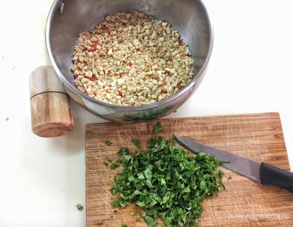 Теперь к панировке. Растолките в ступке арахис с большой щепоткой соли, сухим чили и лепестками сладкого перца (если не нашли лепестки, можно сделать самим, срезав кожуру с болгарского перца и подсушив ее в микроволновке или духовке). Не нужно превращать орехи в пудру, иначе они подгорят и лишат блюдо эстетики.