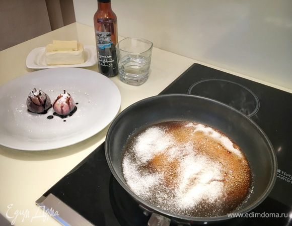 Помойте и обсушите инжир. Посыпьте его сахарной пудрой и сбрызните бальзамическим уксусом, оставьте промариноваться примерно на 5 минут. Тем временем высыпьте сахар на сковороду и равномерно распределите его по дну, чтобы карамель готовилась ровно. Поставьте жар между средним и сильным, чтобы сахар начал менять цвет. Когда он станет темно-золотого цвета по краям и будет интенсивно пузыриться, выключите огонь и плавно потрясите сковороду, чтобы белый, нетронутый в середине сахар перемешался с поджаренным с краев. 