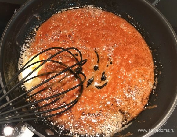 Добавьте масло, аккуратно вмешивая его венчиком в сахар. Карамель начнет остывать, и вы заметите, что она меняет цвет и текстуру, становится более светлой и более кремовой.