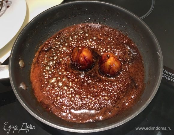 Влейте бальзамический уксус, продолжая взбивать карамель венчиком. Добавьте воды, чтобы карамель не была слишком плотной и поставьте ее снова на огонь. Положите на сковороду инжир. Готовьте его между слабым и средним огнем около 5 минут, поливая сверху карамелью. Вы заметите, что инжир начинает напитываться сиропом и увеличиваться в размерах.