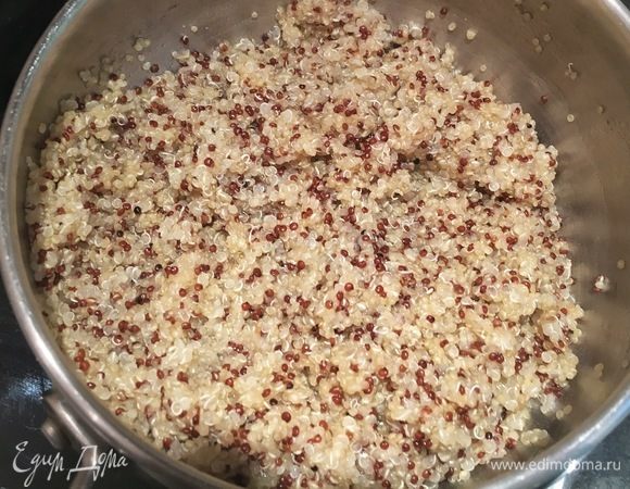 Вы поймете, что киноа готово, потому что из белых зернышек вылезут маленькие хвостики и оно как бы «распустится». Перемешайте готовое киноа. Добавьте порезанный на средние кубики инжир и в этой же кастрюльке слегка обжарьте пару минут. Накройте крышкой и выключите огонь. Пока будете готовить тилапию, киноа настоится и пропитается карамелизированным инжиром. Он практически в нем растворится, добавив пряной сладости.