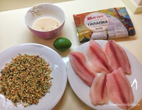 Разбейте яйца в отдельную плошку, добавьте рыбного соуса и слегка взбейте вилкой или венчиком. По одной обмакните размороженные тушки тилапии ТМ «Магуро». Затем обваляйте филе в панировке из орехов, стараясь сделать корочку с одной стороны. Не бойтесь придавливать орехи к рыбе, она упругая и не развалится. 