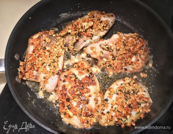 Аккуратно переверните тилапию при помощи лопатки или вилки. Сверху образуется золотая корочка. Слегка наклоните сковороду и ложкой собирайте со дна сковороды оливковое масло и поливайте им рыбу. Жарьте еще 4-5 минут. Выключите огонь и сбрызните филе лаймом. Накройте крышкой и дайте постоять пару минут.