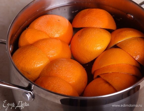 Половинки апельсиновых корок как следует промыть в проточной холодной воде, очистить от пленок, сложить в кастрюлю, залить холодной водой и оставить минимум на 3 суток, каждый день меняя воду. Таким образом мы избавляемся от горечи.
