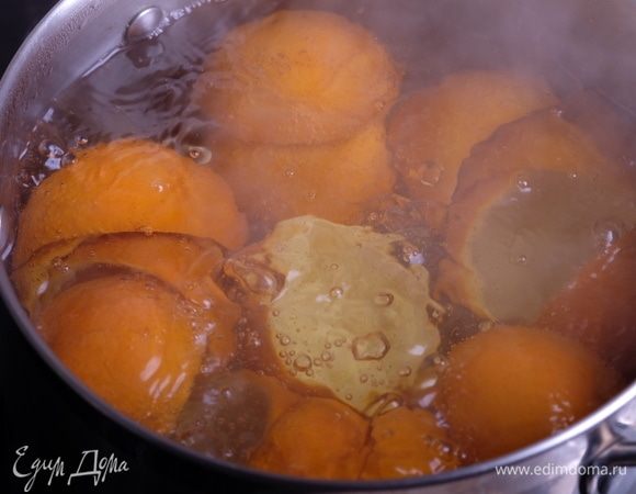 Через минимум трое суток корки снова хорошо промыть, залить холодной водой, добавить 0,5 ст. л. соли, довести до кипения и кипятить 5-10 минут. Далее воду слить и повторить процедуру еще 2 раза.