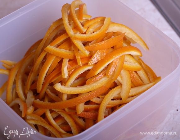 Нарезать корочки тонкими длинными полосками.