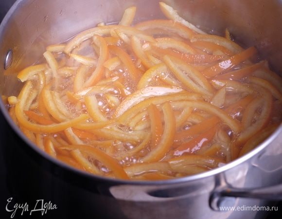 В кастрюлю насыпать 2 стакана сахара, залить 1 стаканом воды, довести до кипения и, не мешая, дождаться, когда сахар полностью растворится. Поместить в сироп нарезанные корки.