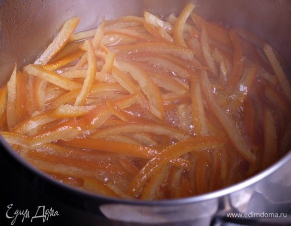 Развести лимонную кислоту в небольшом количестве воды и, когда сироп уварится примерно вдвое, добавить в кастрюлю, перемешать.