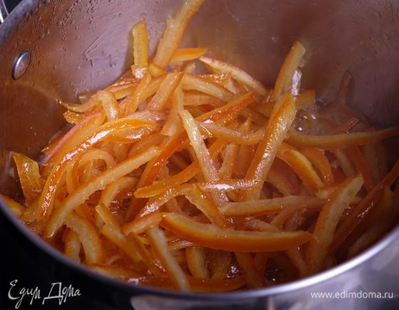 Варить до полного впитывания сиропа в корки.