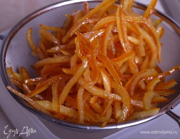 Откинуть корочки в дуршлаг, чтобы лишний сироп стек.