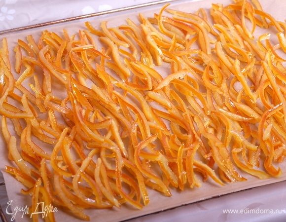 Разложить ломтики в один слой на пергаменте и оставить на 1-2 суток при комнатной температуре для подсыхания. Процесс гораздо ускорится, если ломтики подсушить в сушилке (думаю, 5-6 часов будет достаточно).