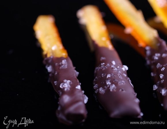 А здесь я сделала конфеты, обмакнула каждую дольку в горьком шоколаде и посыпала крупными кристаллами морской соли (именно так предлагает сделать автор рецепта Настена). Получилось очень здорово!