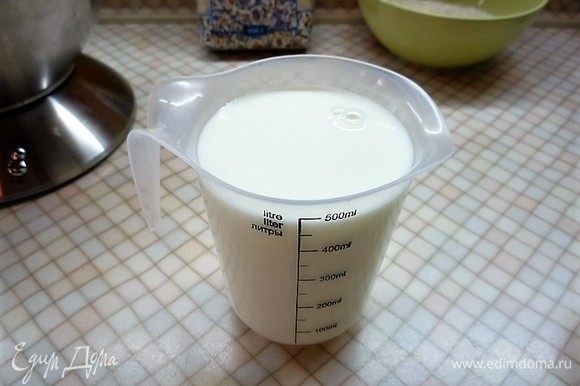 Сливки и молоко смешиваем, переливаем в кастрюльку и доводим до кипения.