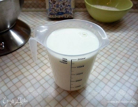 Сливки и молоко смешиваем, переливаем в кастрюльку и доводим до кипения.