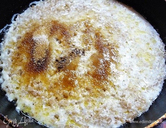 Через 10 минут добавляем тростниковый сахар, ванильный сахар и корицу, добавляем последнюю порцию молока и перемешиваем.