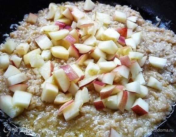 Добавляем нарезанные мелкими кубиками нектарины, перемешиваем и готовим еще 1-2 минуты. Рис должен быть аль денте или почти готов. Снимаем сковороду с огня, накрываем крышкой и даем настояться в течение 10 минут.