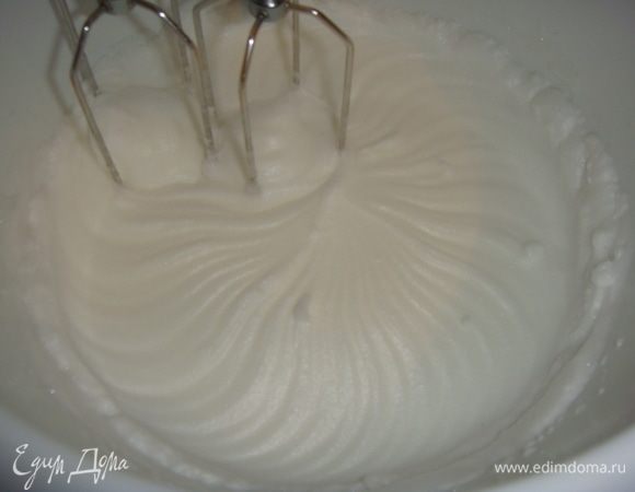Посуду для взбивания и венчики охладить в течение 30 минут в холодильнике. Сливки взбить до устойчивых пиков, сначала на маленькой скорости, постепенно ее повышая. Белки отделить от желтков и взбивать до увеличения в объеме в 5-6 раз.