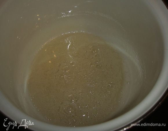 Пока взбиваются белки, сварим сироп. В кастрюльку всыпать сахар и влить воду. Варить до загустения сиропа. Готовность проверить, капнув сироп в холодную воду, если можно сформировать мягкий шарик, значит, сироп готов. Не прекращая взбивать белки, влить тонкой струйкой 1/2 сиропа и всыпать лимонную кислоту.