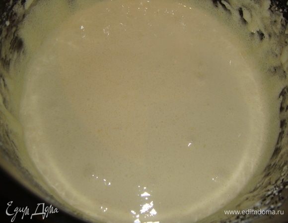 Желтки взбить добела и влить оставшийся сироп. Если сироп загустел, подогрейте его немного.