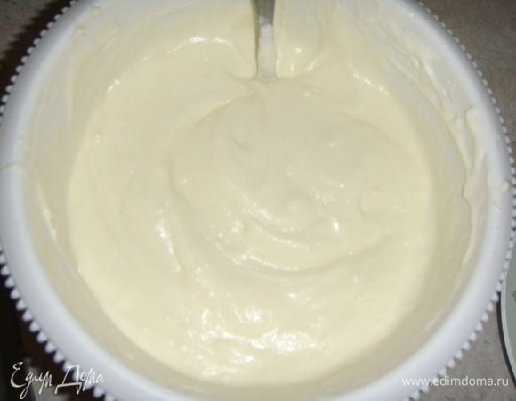 Соединить взбитые сливки, белки и желтки, аккуратно перемешать до однородного состояния.