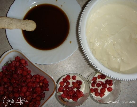 Берем посуду для десерта, на дно выкладываем немного крема, сверху — пропитанное в остывшем кофе печенье савоярди, сверху — слой крема, дальше — промытая и обсушенная малина, снова слой крема, печенье и т.д.